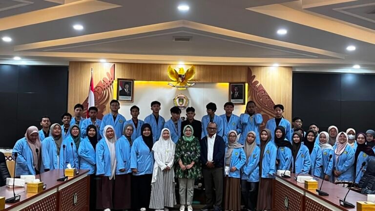 Mahasiswa Fakultas Syariah dan Ekonomi Islam IIM Surakarta Laksanakan Kunjungan Edukatif ke DPRD Surakarta