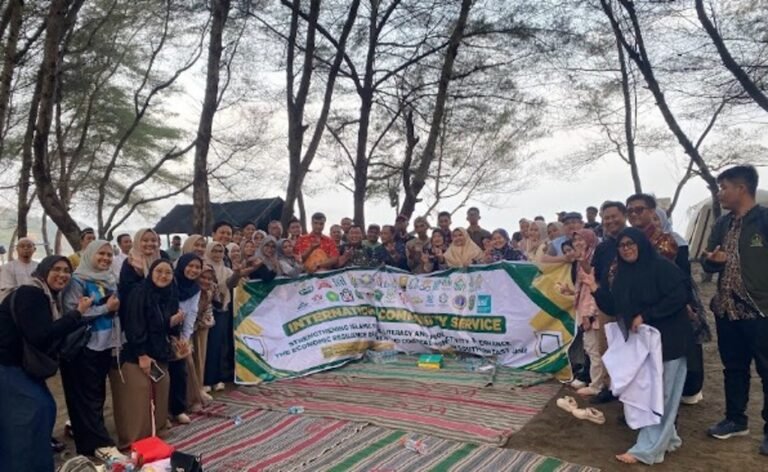 Prodi Ekonomi Syariah Institut Islam Mambaul Ulum Surakarta, Peduli Ekonomi Pesisir mealui Penguatan Ekonomi Pesisir Dan Blue Economy: International Community Service: Resilience Of Fisherman And Coastal Msmes In Southern East Java